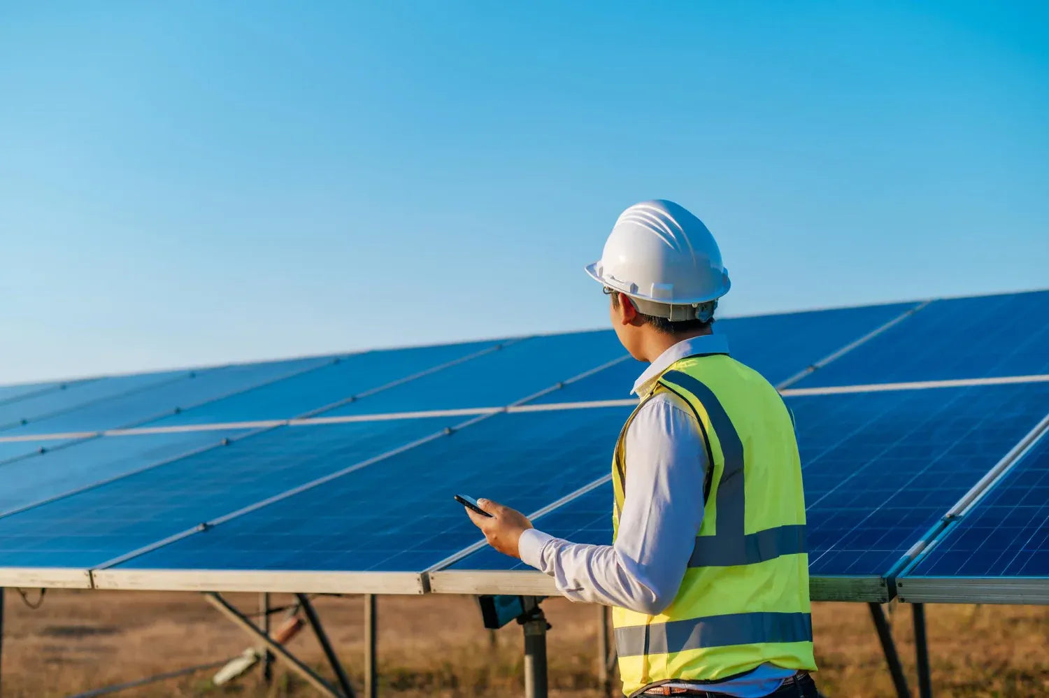 Solartechniker inspiziert ein Solarpanel